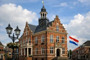 Realistische foto van het stadhuis in Meppel, gezien vanaf het plein.